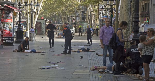 Foto: Una furgoneta atropella a varias personas en las Ramblas, en Barcelona (EFE)