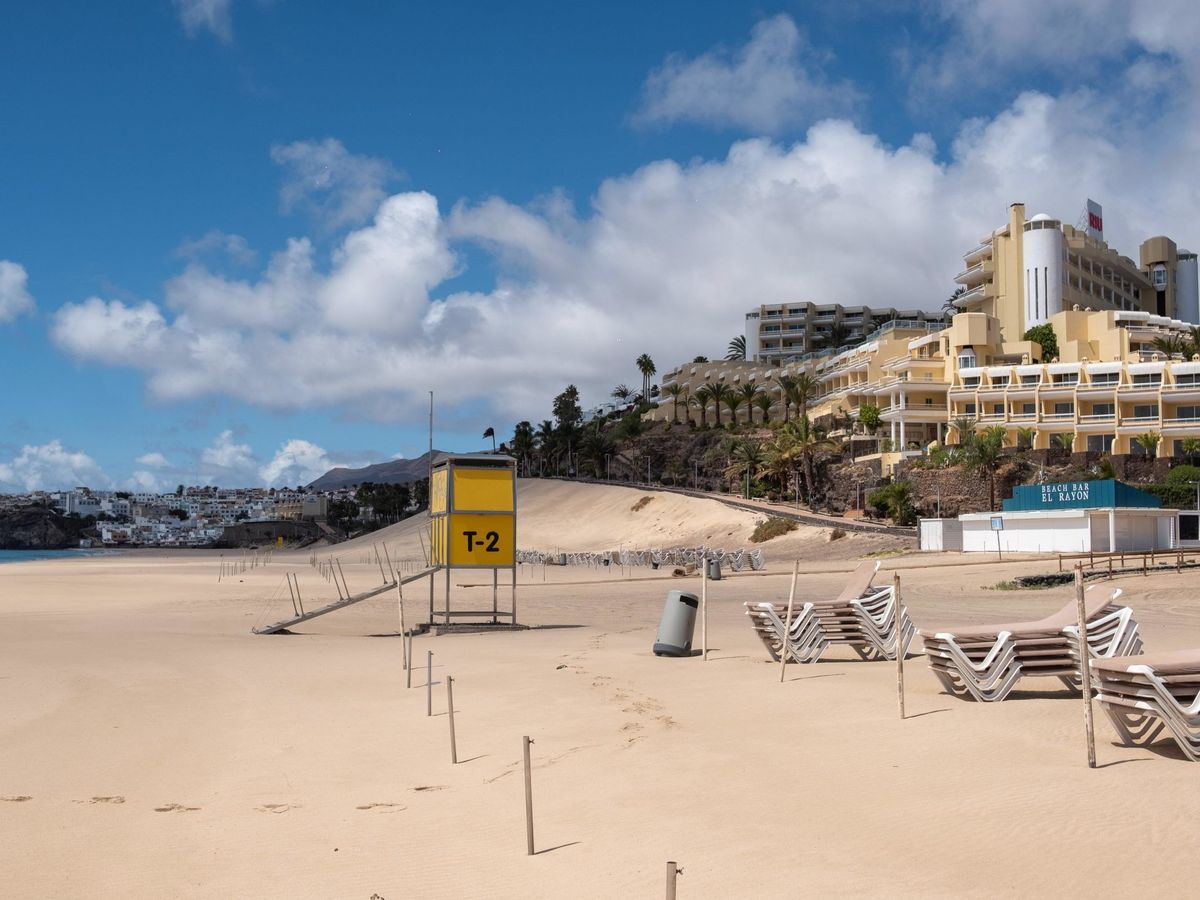 Foto: La playa y establecimientos hoteleros de Jandía hoy vacíos. (EFE)