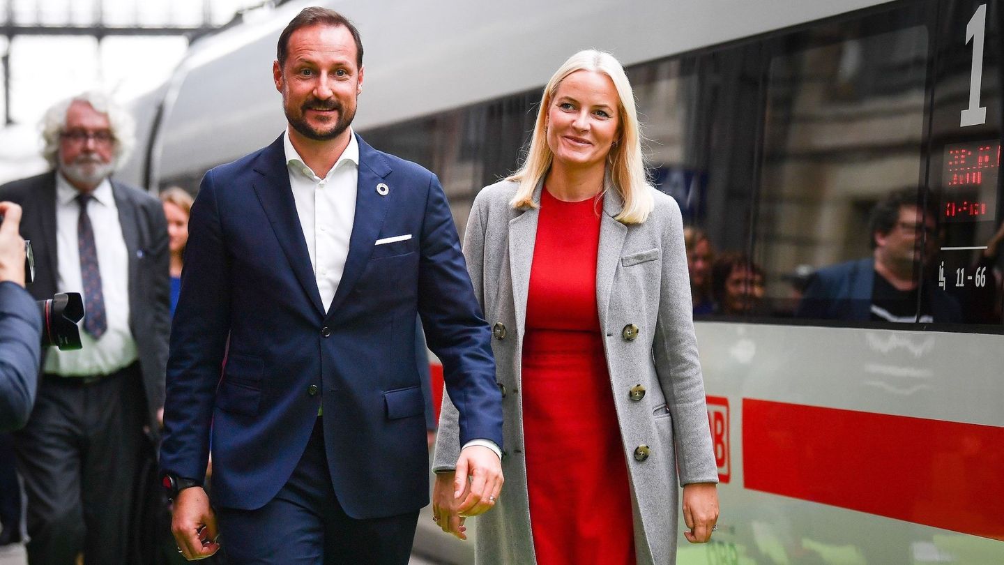 Haakon y Mette-Marit, a su llegada a Frankfurt. (EFE)