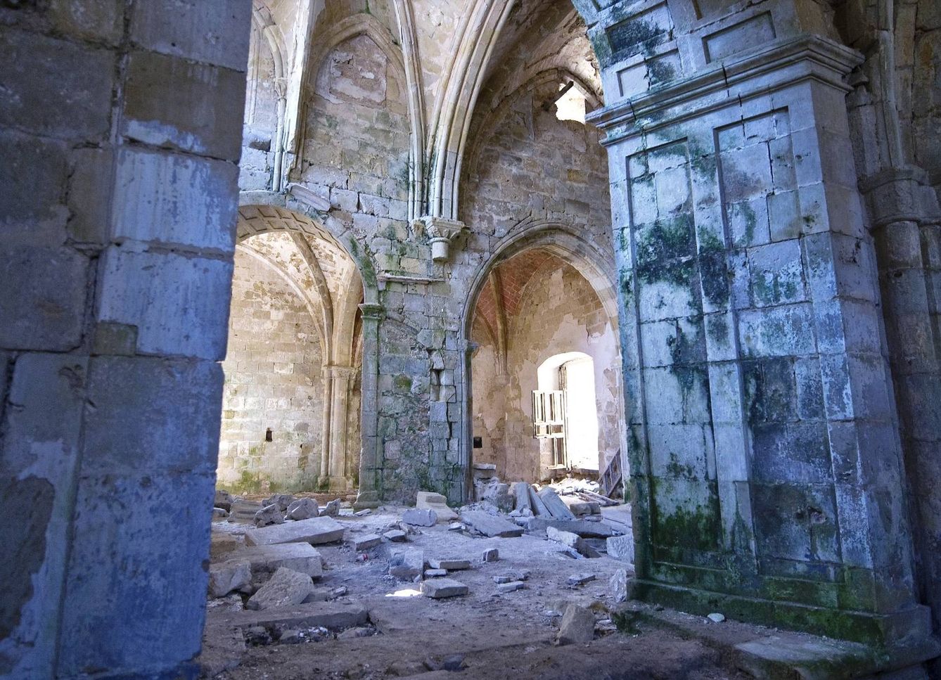 Interior de la iglesia del monasterio antes de su acondicionamiento. (Salvemos Rioseco)