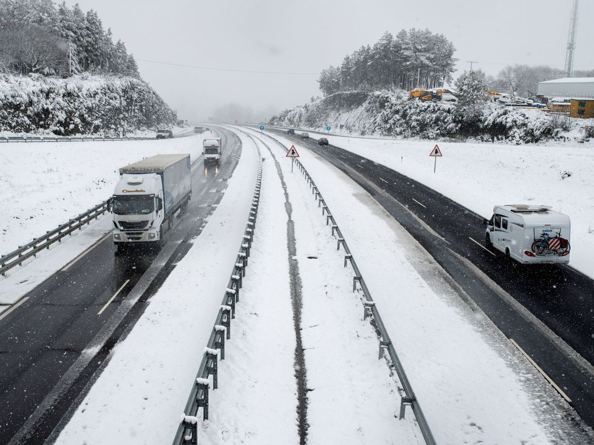 Foto: Varias carreteras ya han sido cerradas por la nieve. (EFE)