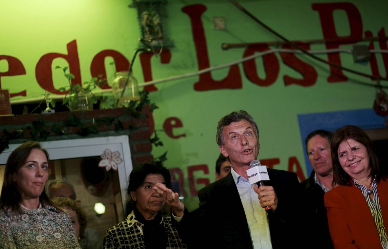Macri durante una visita a Los Piletones, en Buenos Aires. A su izquierda, Margarita Barrientos. (Reuters) 