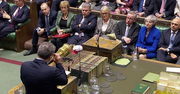 Foto: Theresa May durante la votación de la moción de censura en el Parlamento. (Reuters)