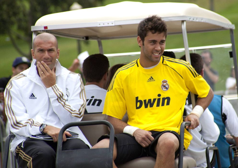 Foto: Tomás Mejías, junto a Zidane, en la pretemporada del Real Madrid en 2011.
