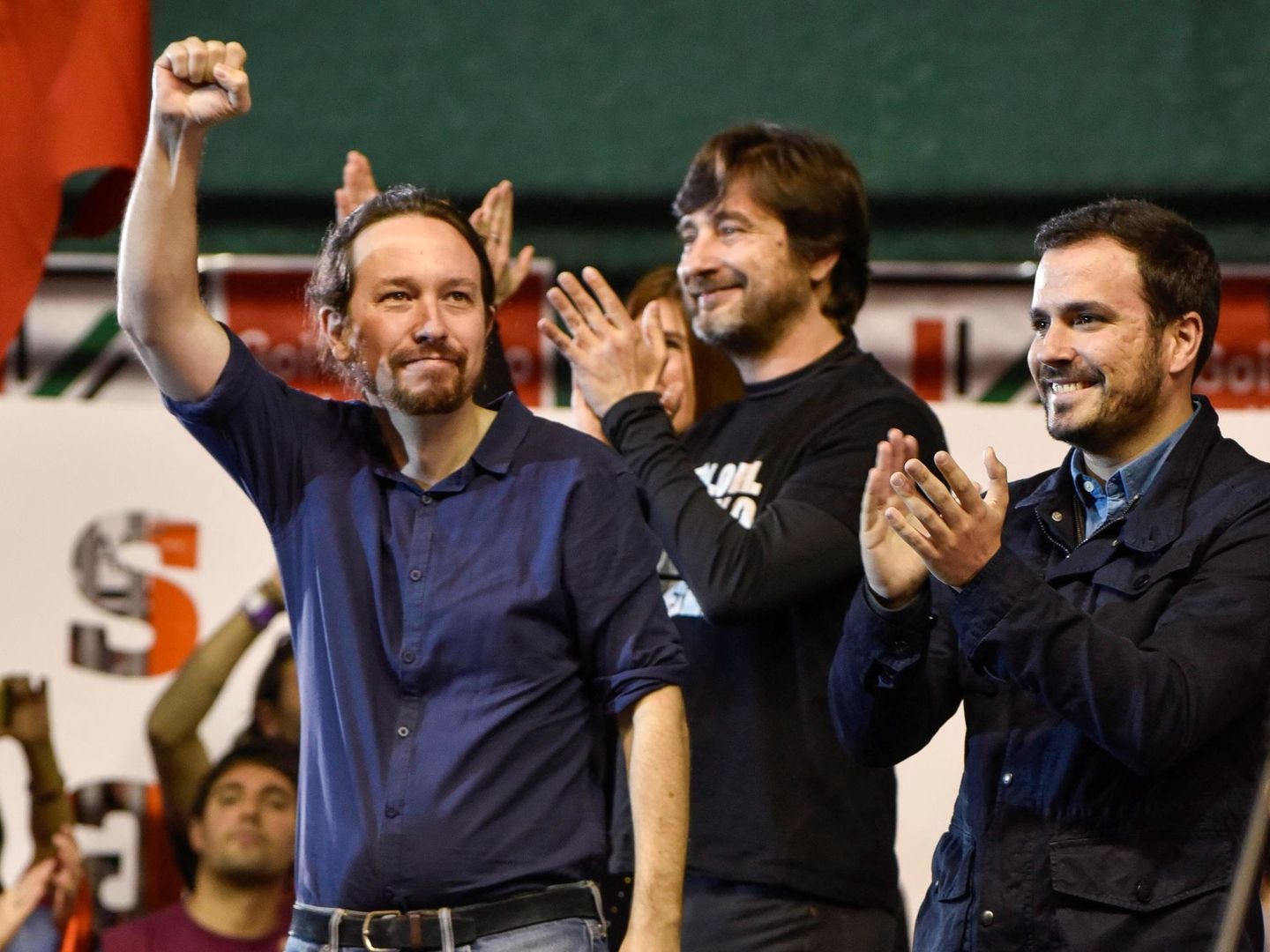Pablo Iglesias (i) junto a Alberto Garzón (d) y Rafa Mayoral. (EFE)