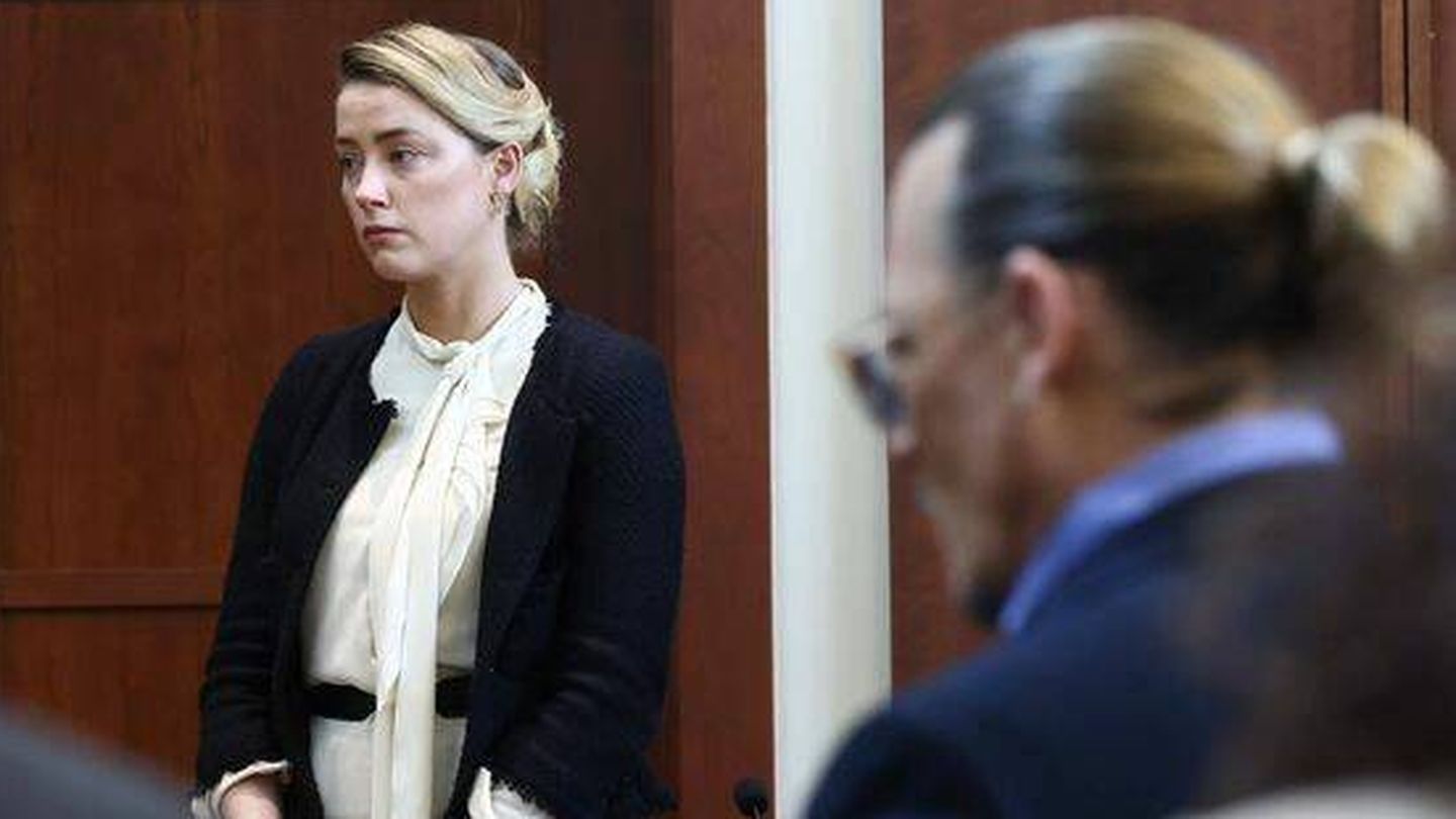 Amber Heard testifica en el juicio, con Johnny Depp en primer plano. (EFE/Jim Lo Scalzo)