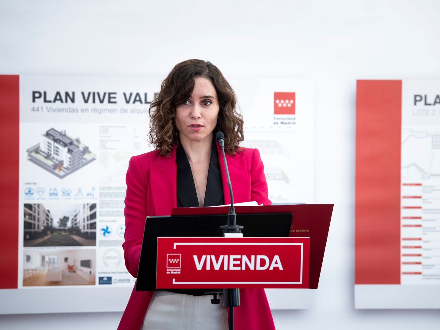 La presidenta de la Comunidad de Madrid, Isabel Díaz Ayuso, visita una de las parcelas incluidas en el primer lote del Plan Vive. (EFE/Luca Piergiovanni)