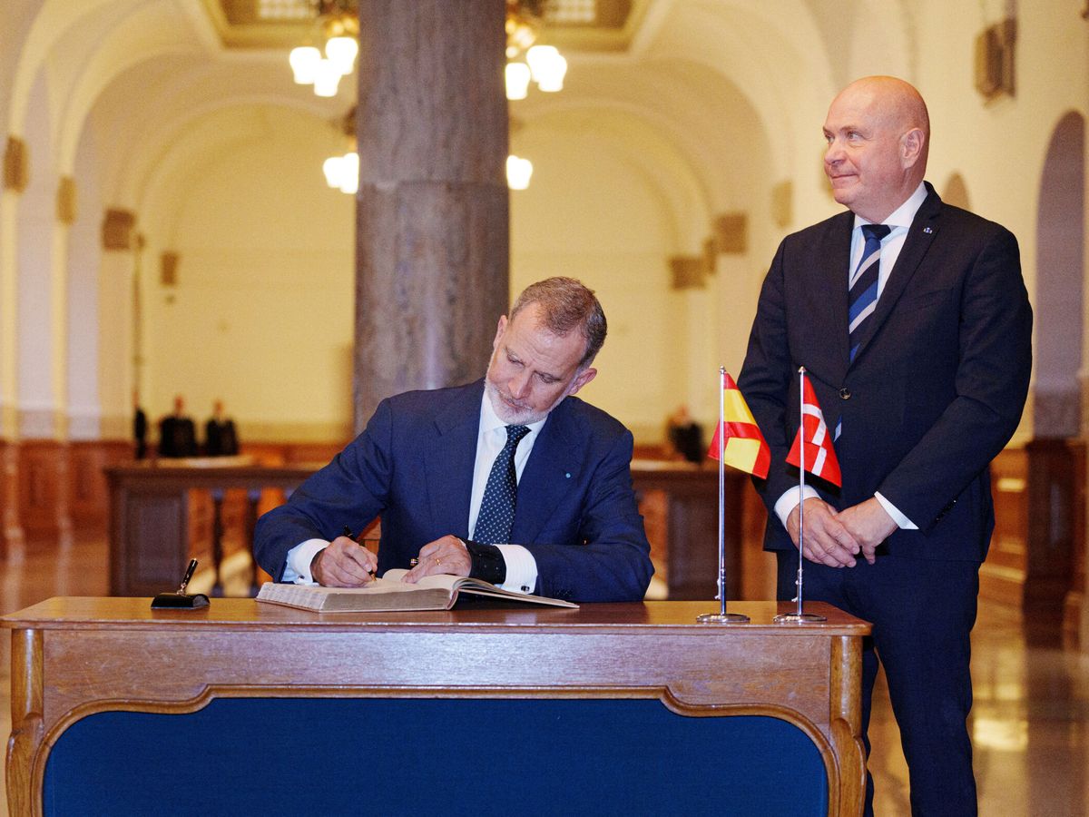 Foto: El Rey, firmando en el parlamento danés esta semana. (Reuters)