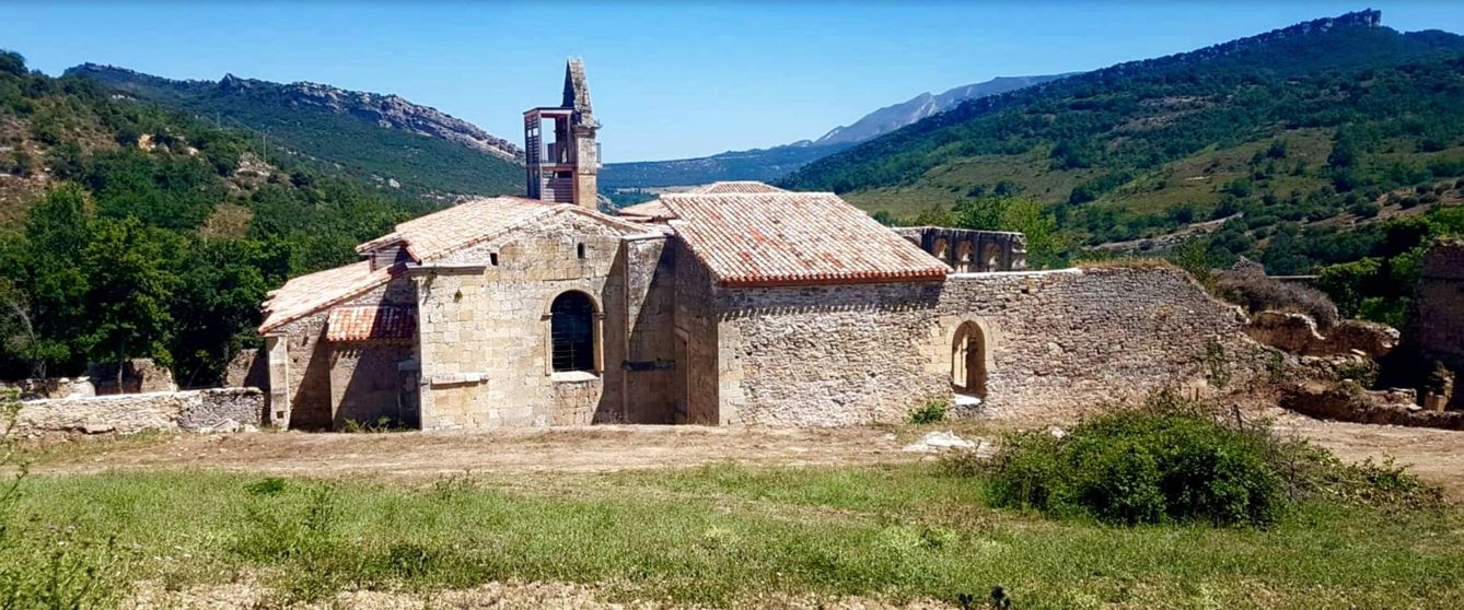 El monasterio se asienta en un alto sobre el río Ebro. (Salvemos Rioseco)