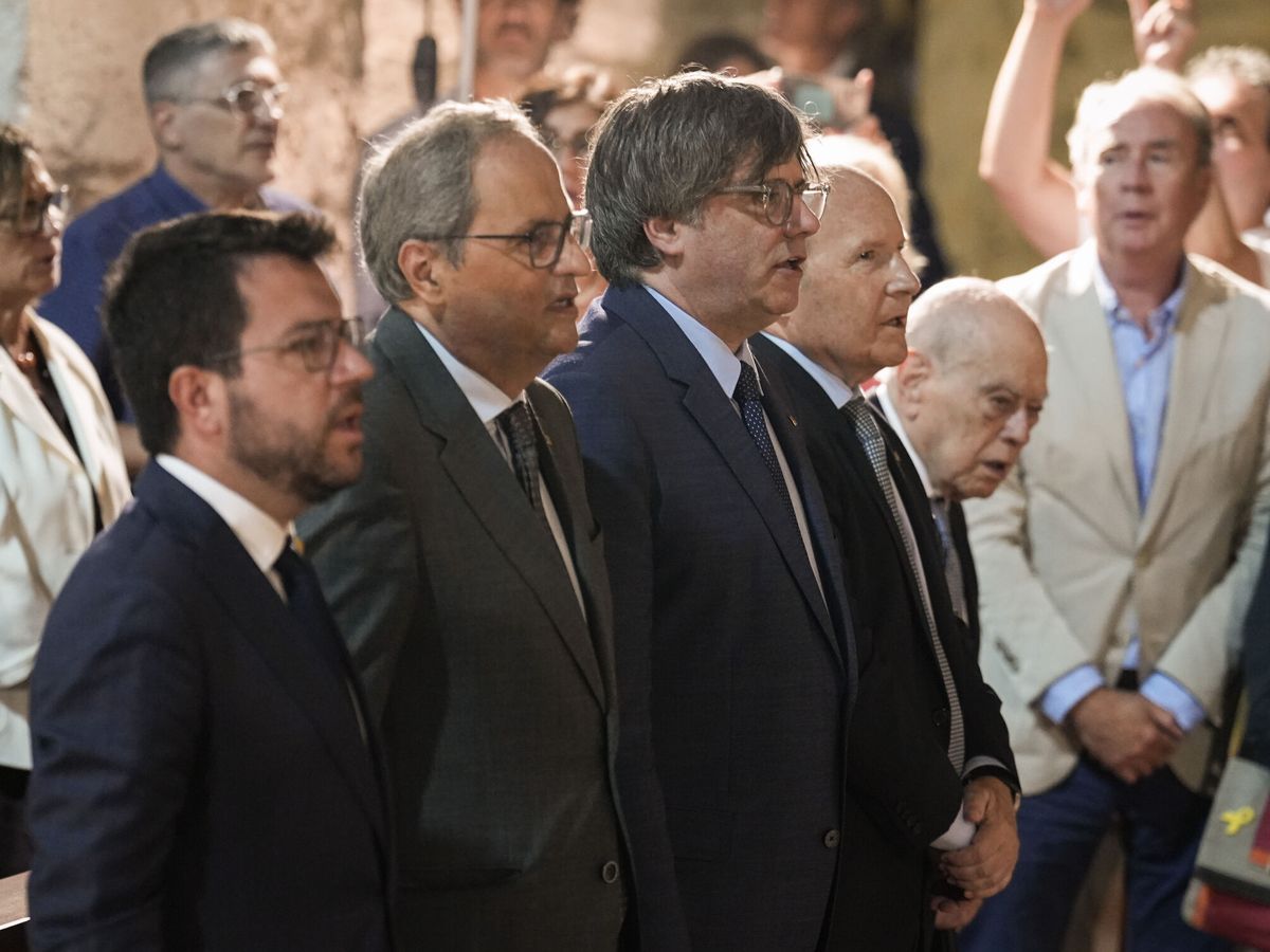 Foto: Quim Torra entre Pere Aragonès y Carles Puigdemont en un acto en el sur de Francia (EFE).–