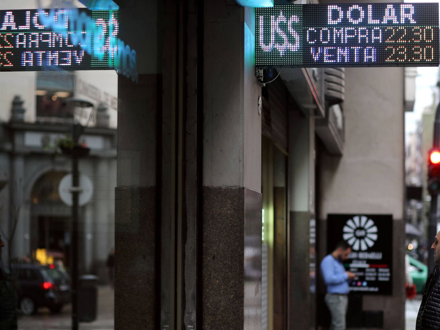 Un hombre, ante una oficina de cambio de divisas en el distrito financiero de Buenos Aires. (Reuters)