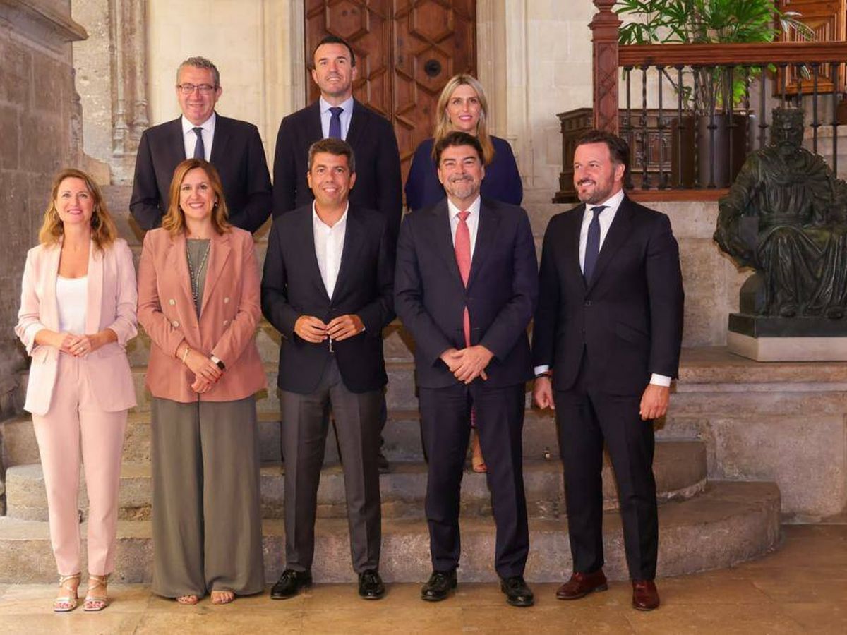 Foto: Carlos Mazón, con los alcaldes de Valencia, Elche y Alicante y los tres presidente de las diputaciones provinciales. 