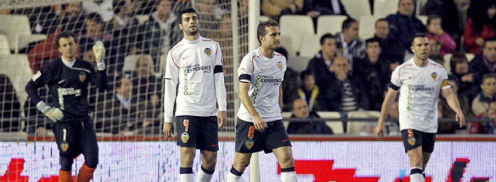 Foto: Valencia CF: jugadores primero, después mujeres y niños