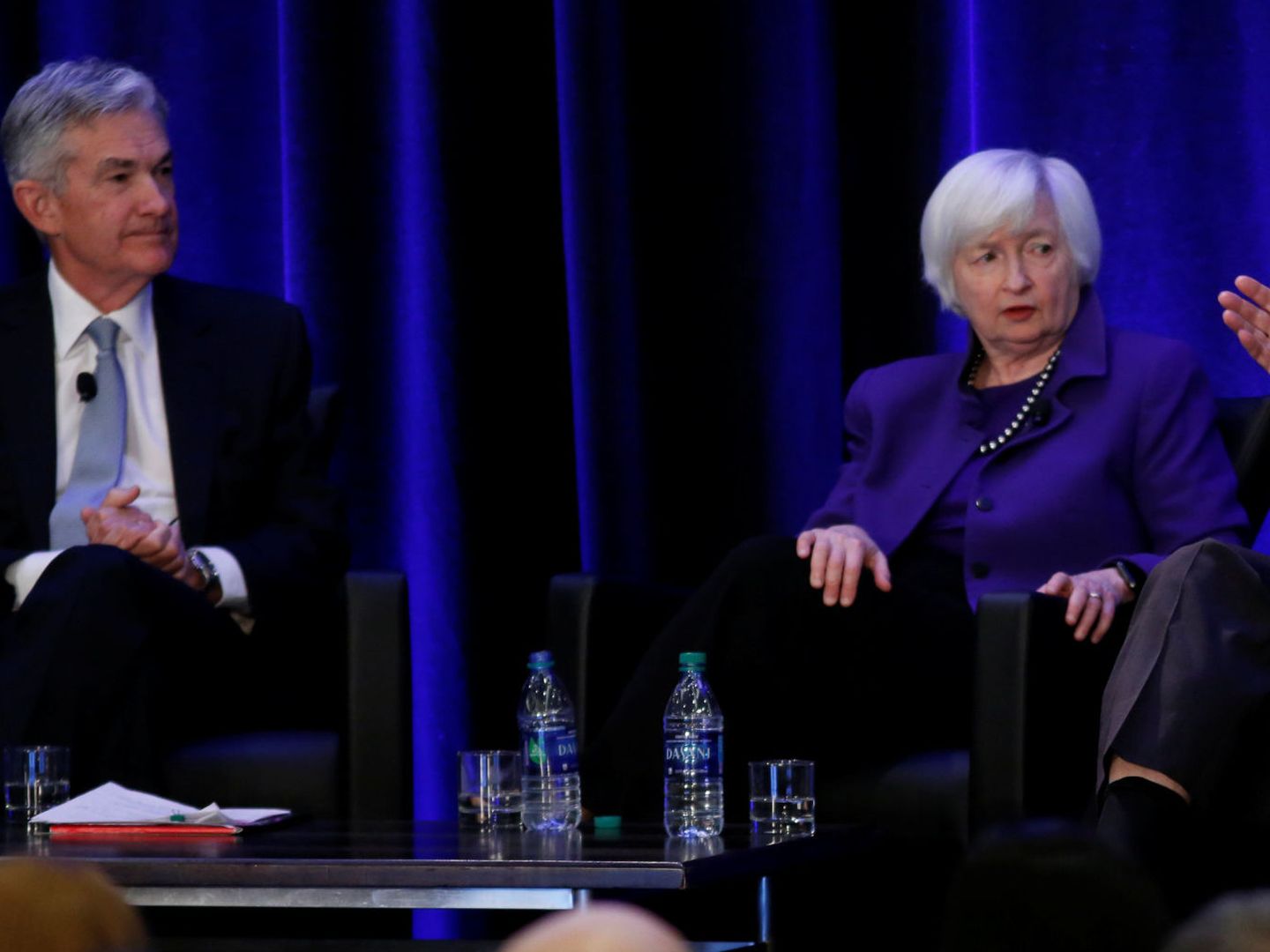 El presidente de la Reserva Federal, Jerome Powell, y su antecesora y secretaria de Tesoro de EEUU, Janet Yellen. (Reuters)