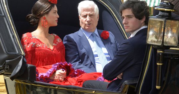 Foto: El duque de Alba junto a Fernando Fitz-James y Sofía Palazuelo. (Getty)