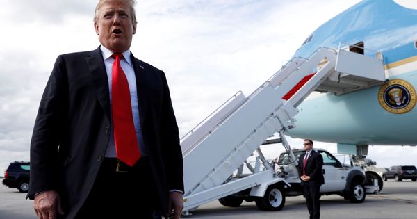 Foto: Trump se sube al avión presidenciañ. (Reuters)