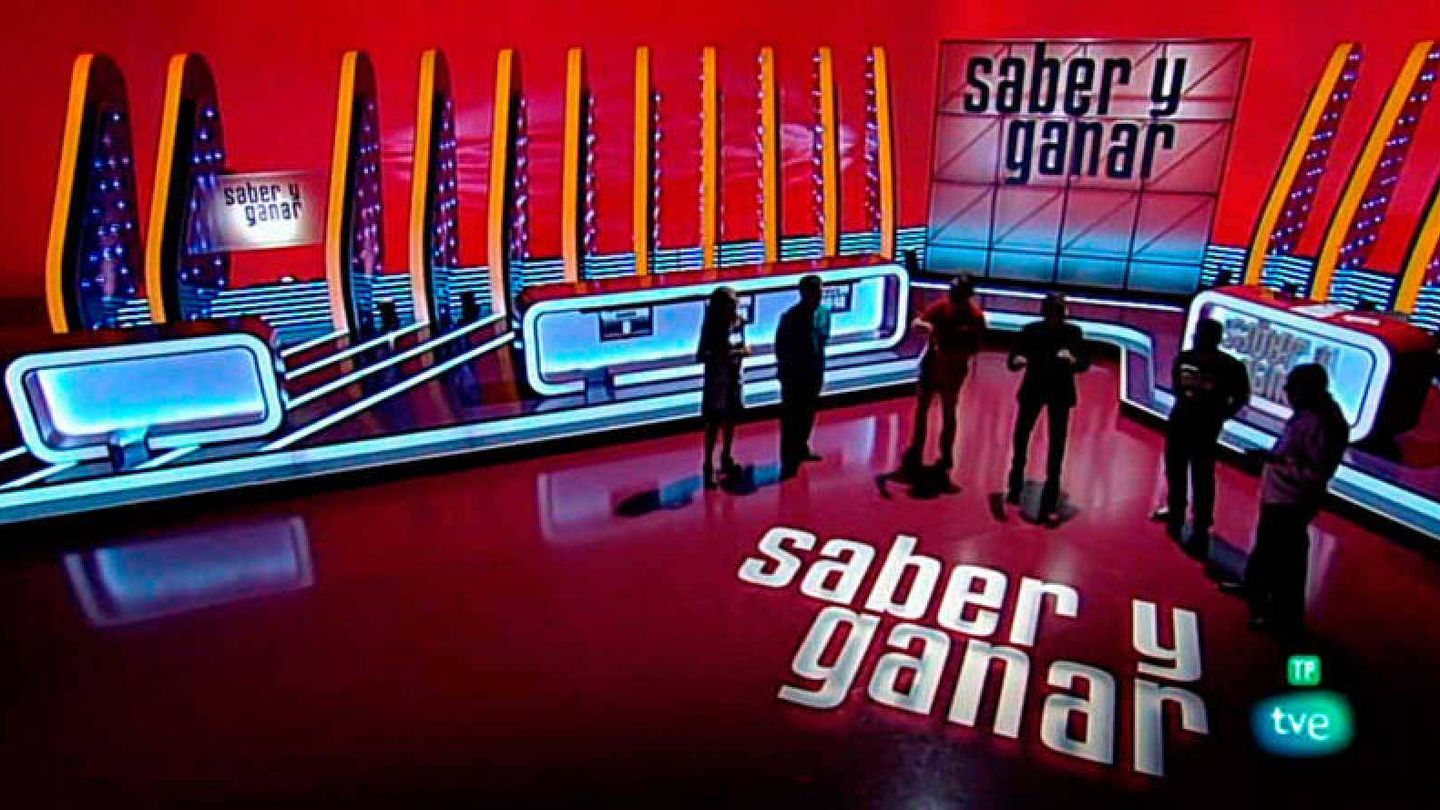 Varios concursantes de 'Saber y ganar' al finalizar uno de sus programas. (TVE)