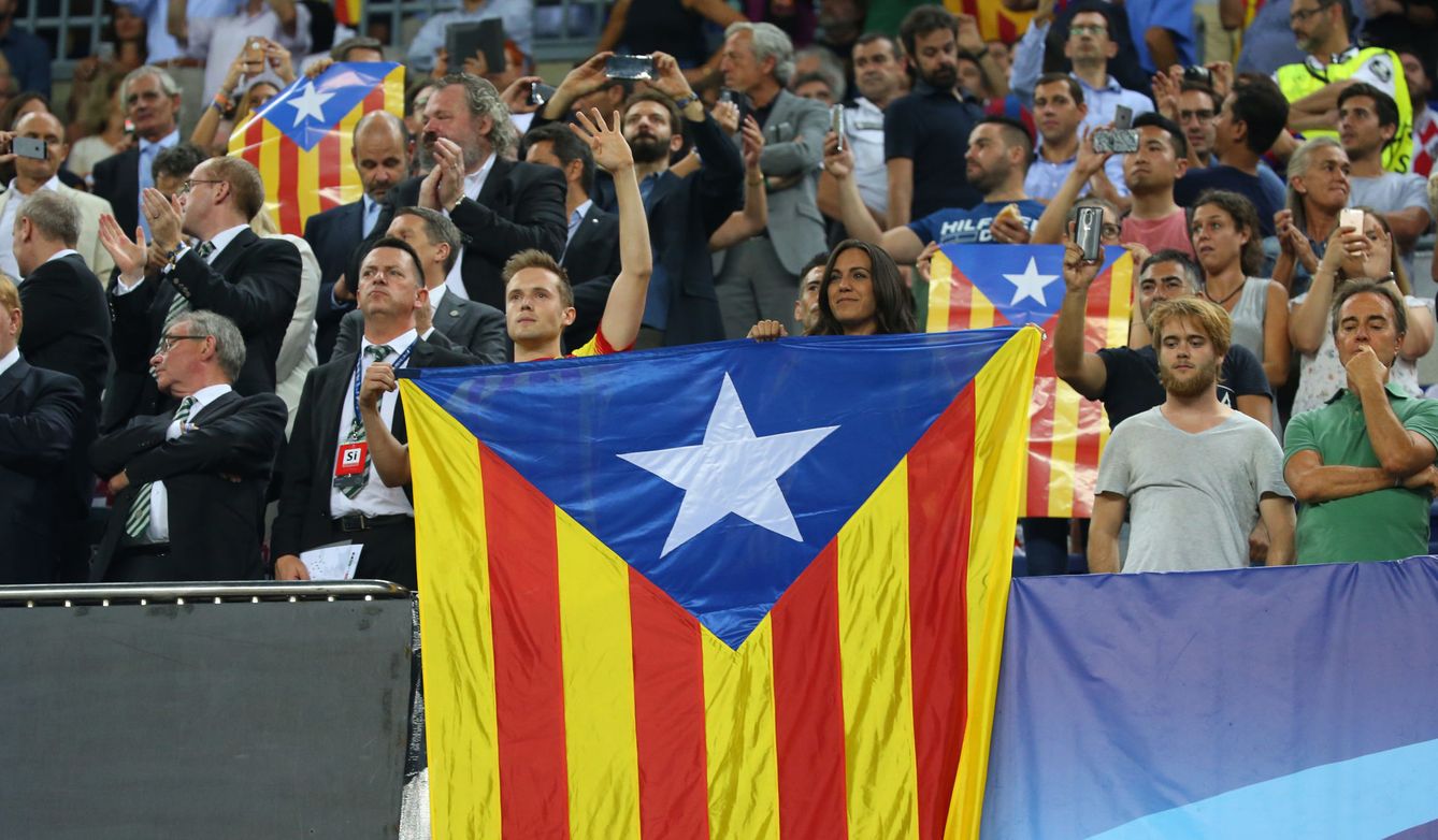Las esteladas fueron repartidas en los alrededores del Camp Nou. (Reuters)