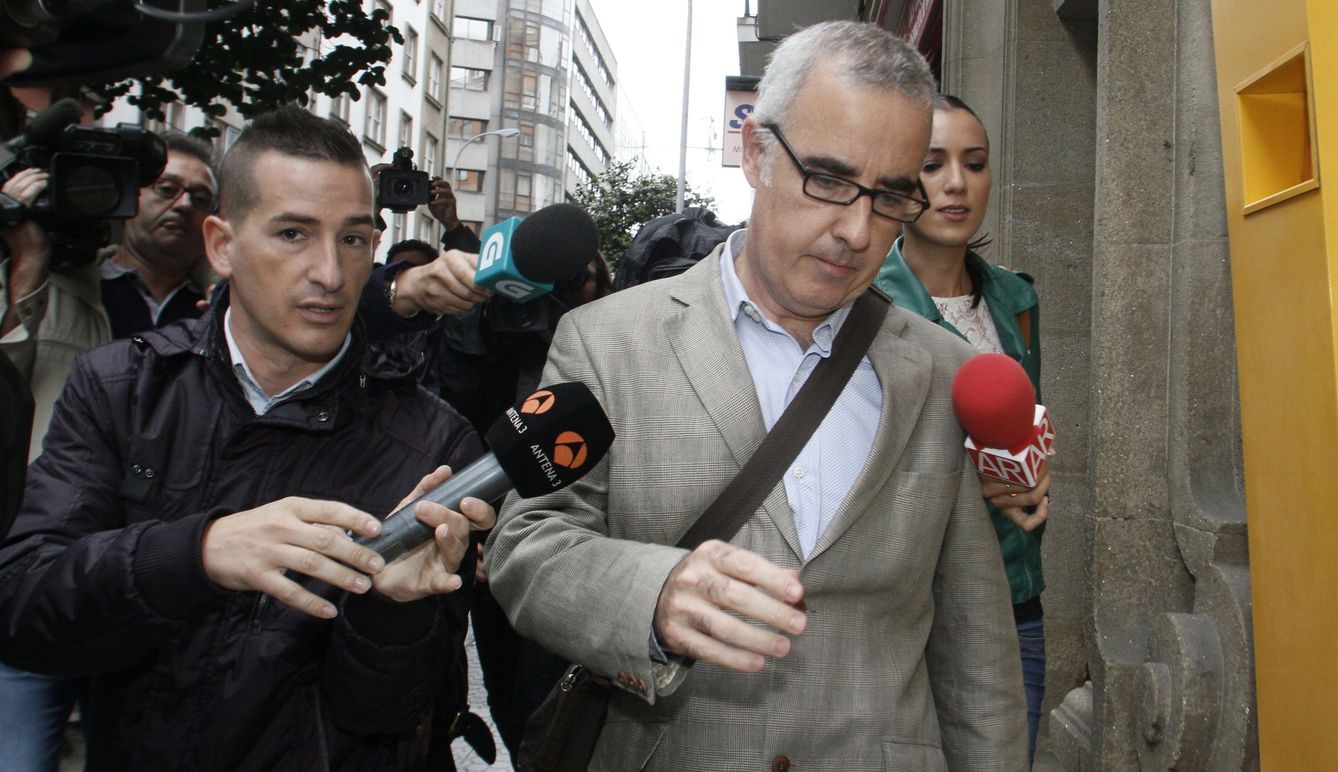 El periodista Alfonso Basterra, tras un registro en la vivienda próxima al lugar donde apareció el cuerpo de su hija (EFE)