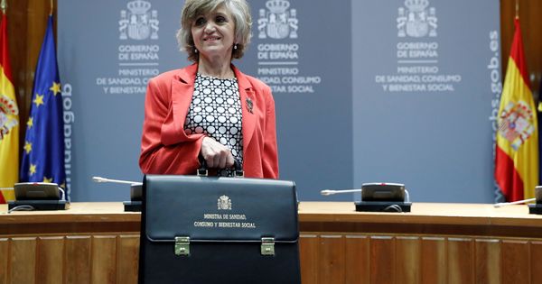 Foto: María Luisa Carcedo, tras recibir la cartera de Sanidad, Consumo y Bienestar Social, de manos de la exministra Carmen Montón. (EFE)