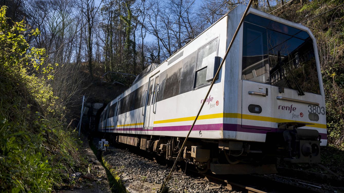 Foto: Tren de cercanías en Cantabria. (EFE/Pedro Puente)
