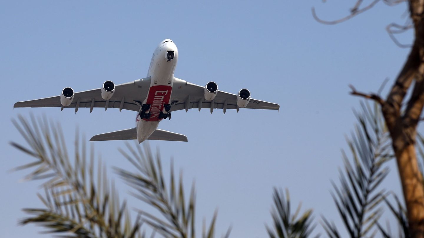 Avión Airbus A380 de Emirates Airlines despega en el Aeropuerto Internacional de Dubai 