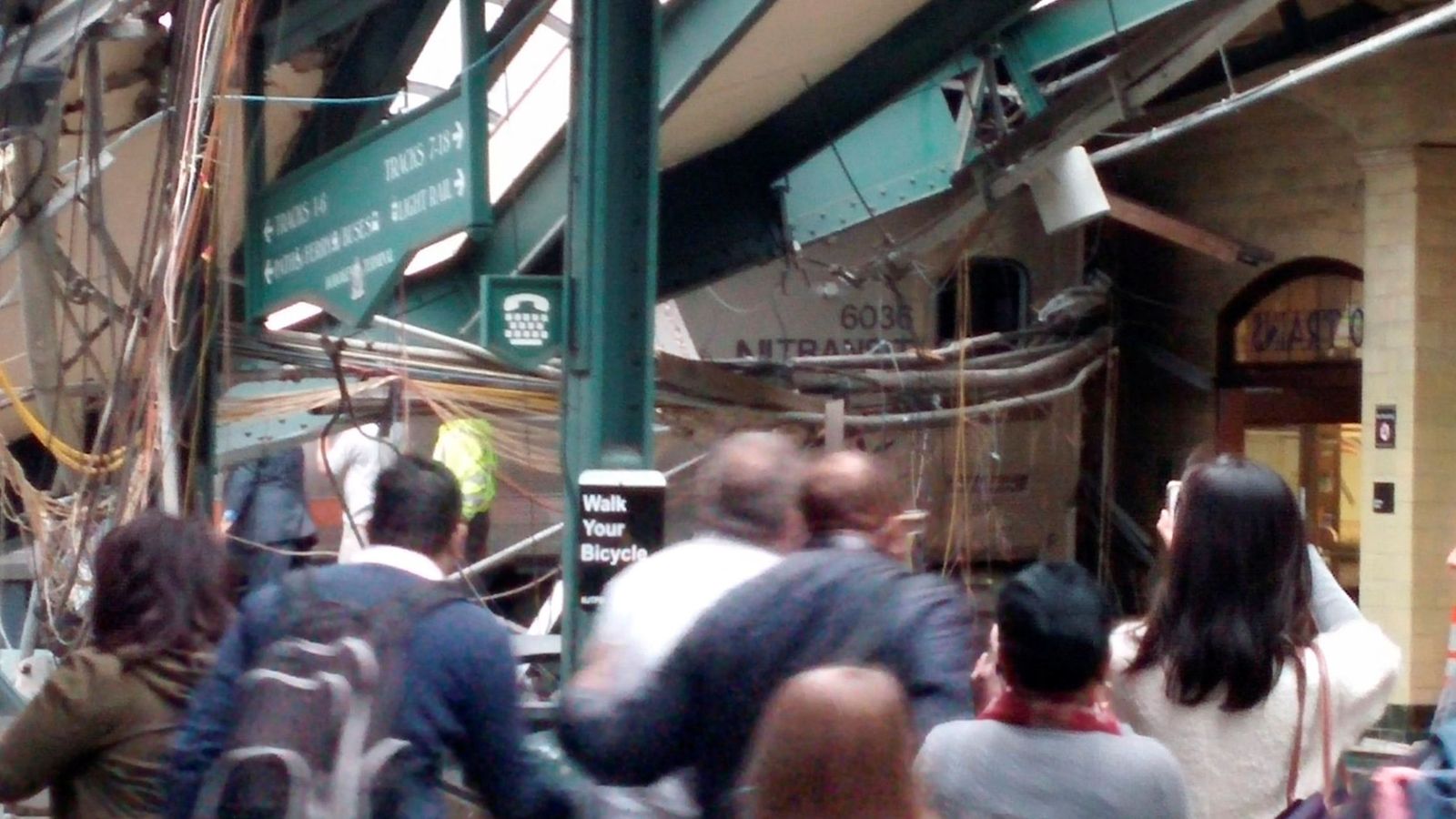 Foto: Imagen del tren de pasajeros que ha descarrilado en la estación de Hoboken, Nueva Jersey. (Reuters)