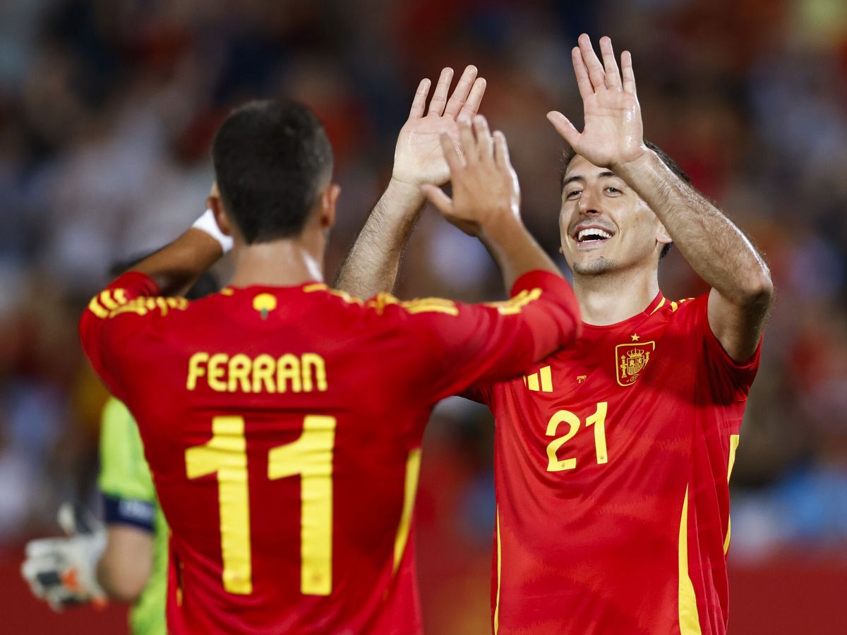 Foto: Los jugadores de España celebran un gol. (EFE/Julio Muñoz)