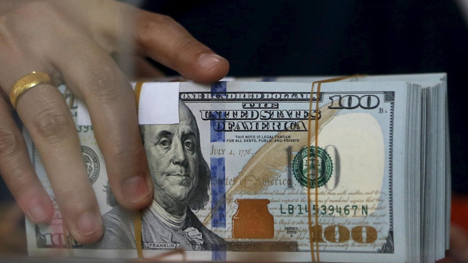 Foto: Fajo de billetes de dólar (Reuters)