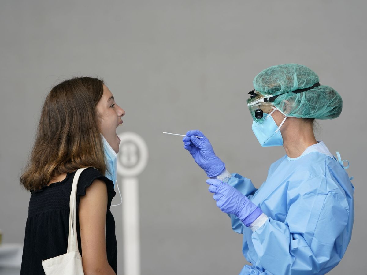 Foto: Una enfermera realiza un test de covid a una joven en País Vasco. (Reuters)