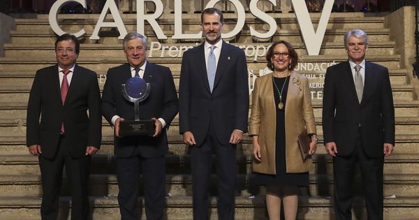 Foto: Felipe VI entregó el premio al presidente del Parlamento Europeo, Antonio Tajani (2i). (EFE)