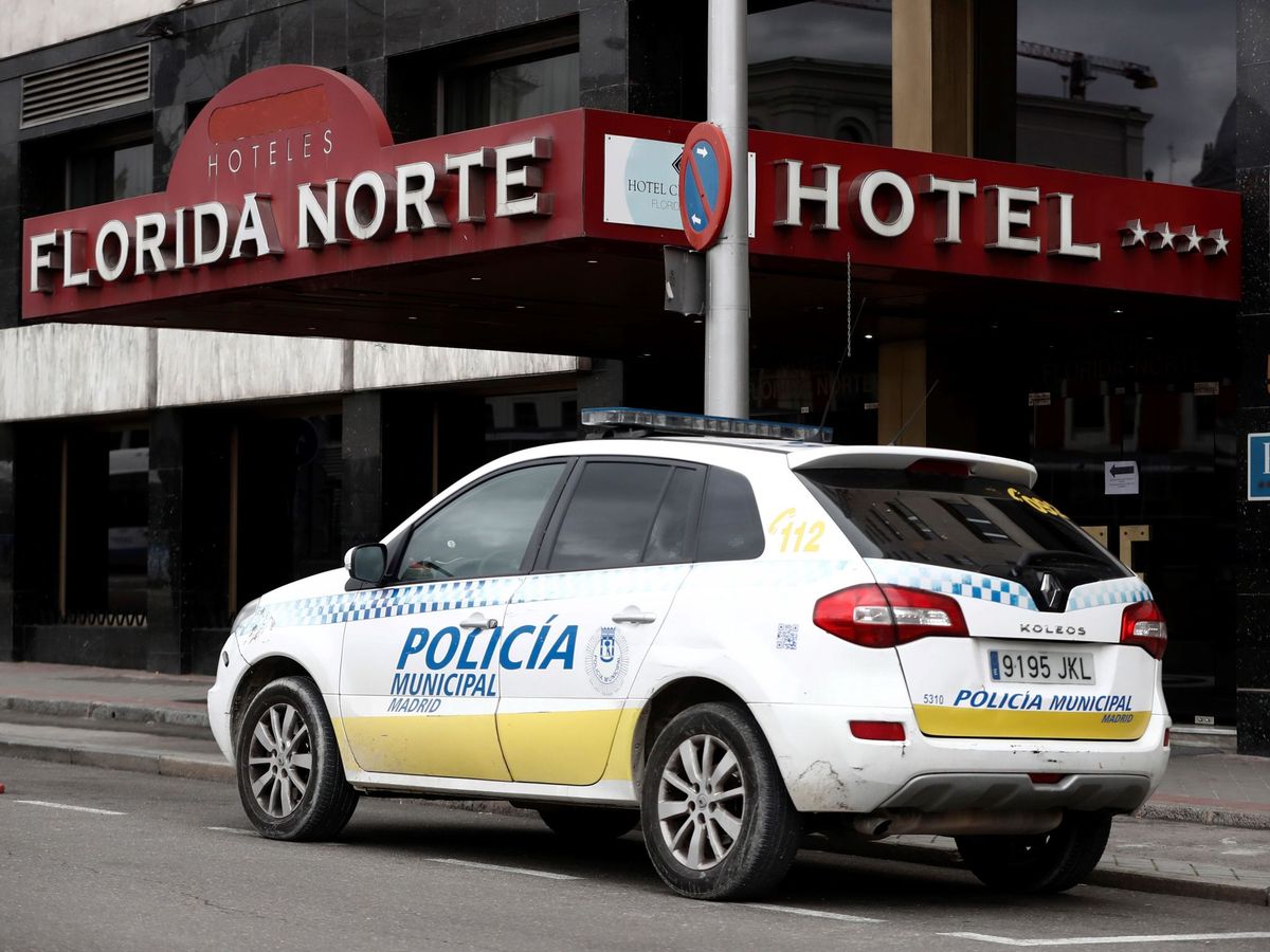 Foto: Un vehículo de la Policía Municipal de Madrid, estacionado frente al Hotel City House Florida Norte. (EFE)
