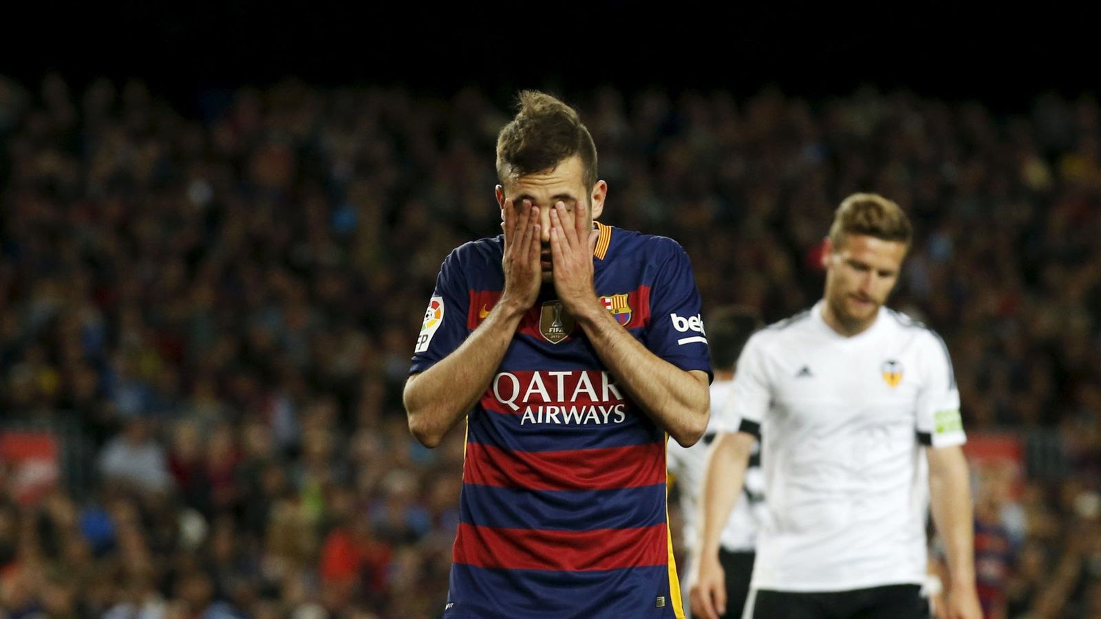 Foto: Jordi Alba se frota los ojos tras un gol (Reuters)