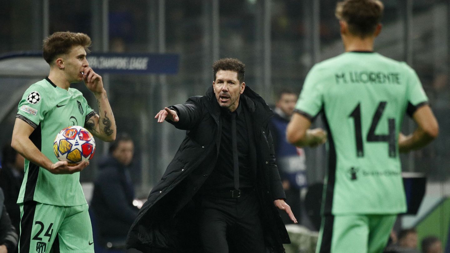 Simeone da instrucciones contra el Inter de Milán. (Reuters/Alessandro Garofalo)