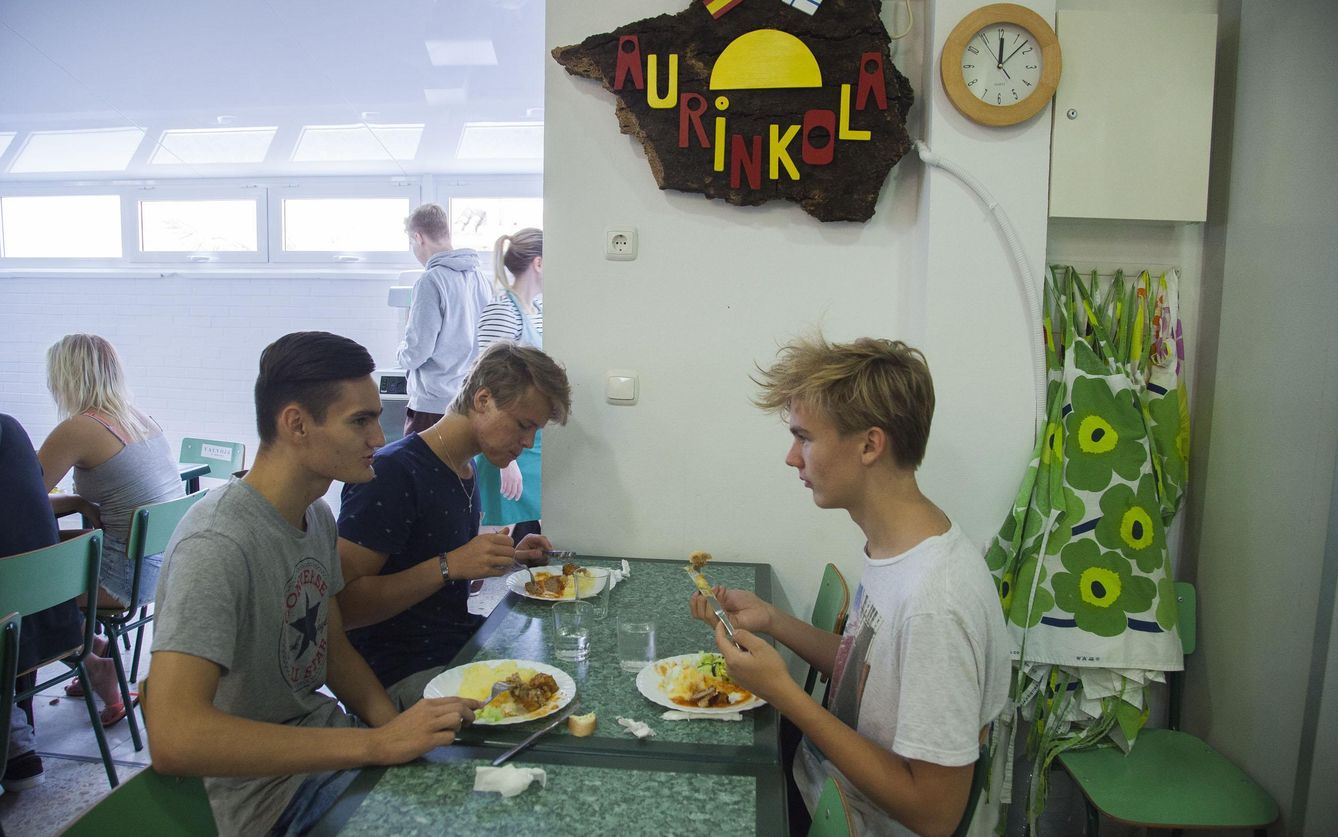 Unos alumnos, al mediodía, durante el almuerzo. (Foto: Fernando Ruso)