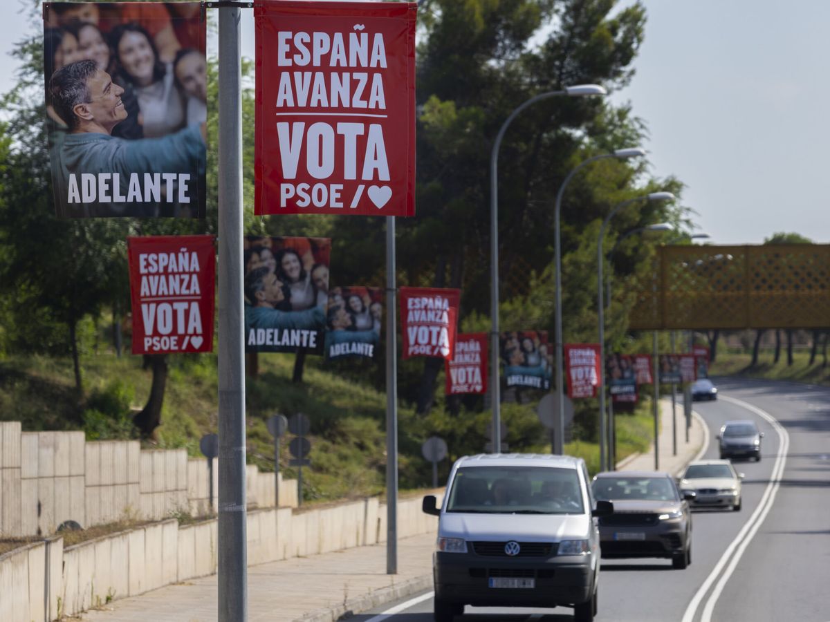 Foto: Vista de unos carteles del PSOE en Toledo al comienzo de la campaña electoral del 23-J. (EFE/Ángeles Visdómine)