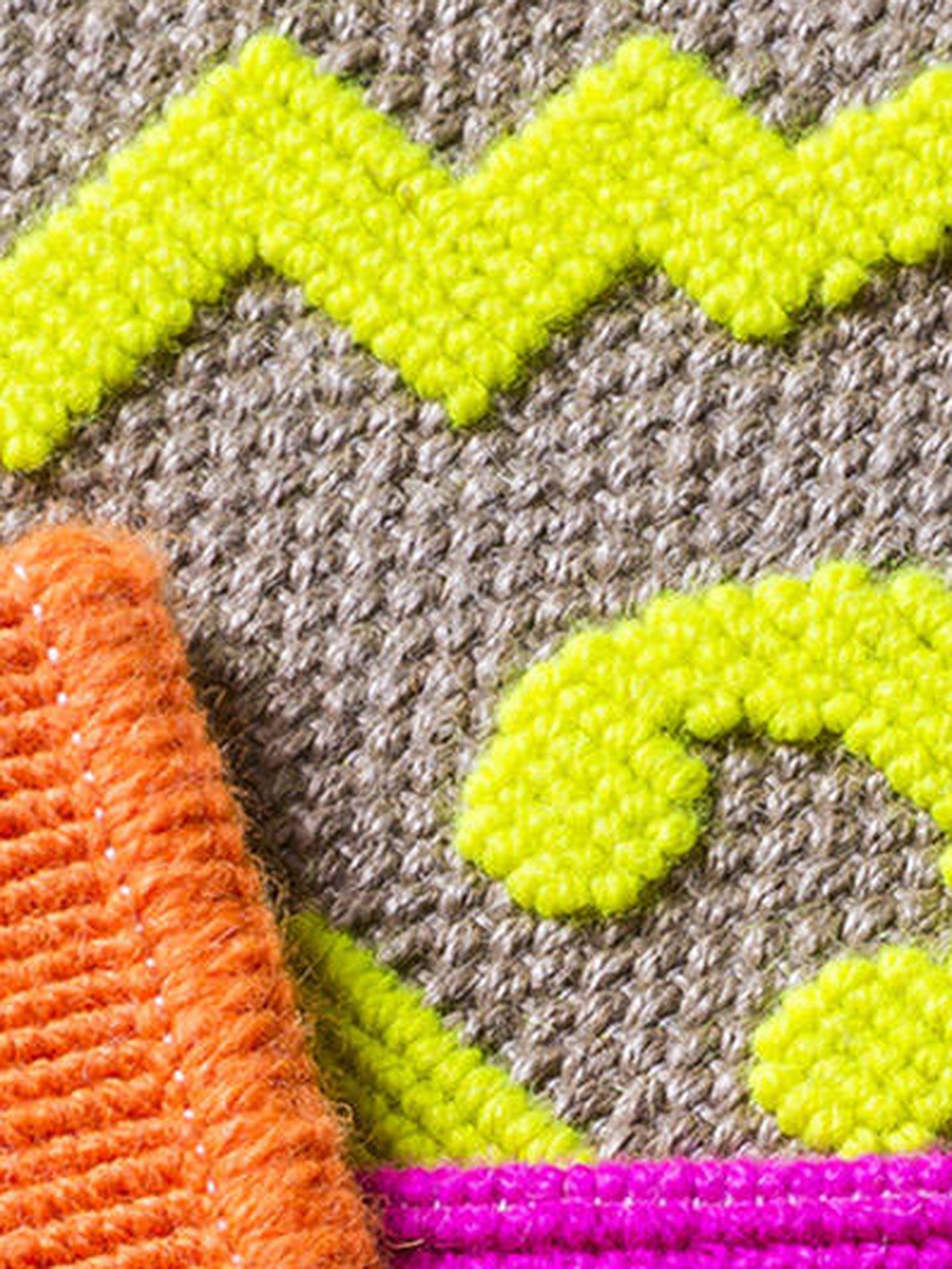 Detalle de una alfombra de lana con alegres estampados. (Cortesía de la firma)