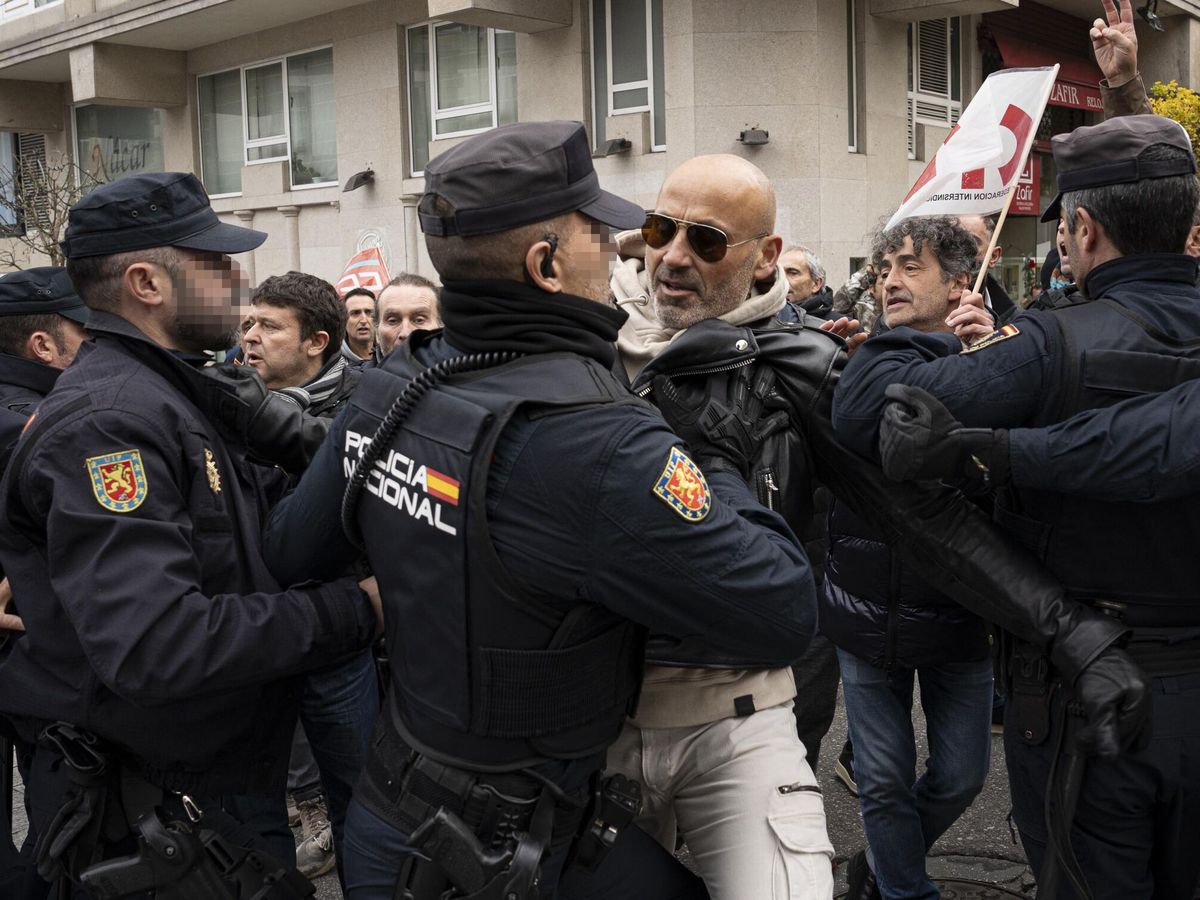 Foto: Agentes de Policía Nacional frente a los trabajadores de la empresa de transporte público urbano de Vigo, Vitrasa, que increpan al alcalde de Vigo. (Europa Press/Adrián Irago)