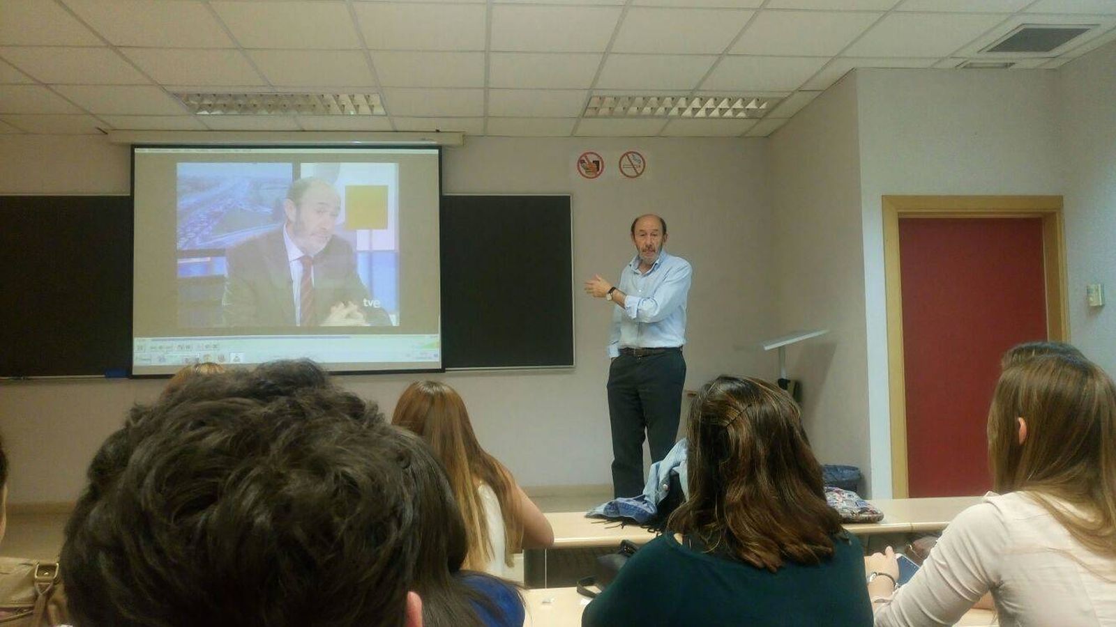 Foto: Imagen de la clase magistral que Rubalcaba impartió ayer a los alumnos de la UCM. (EC)