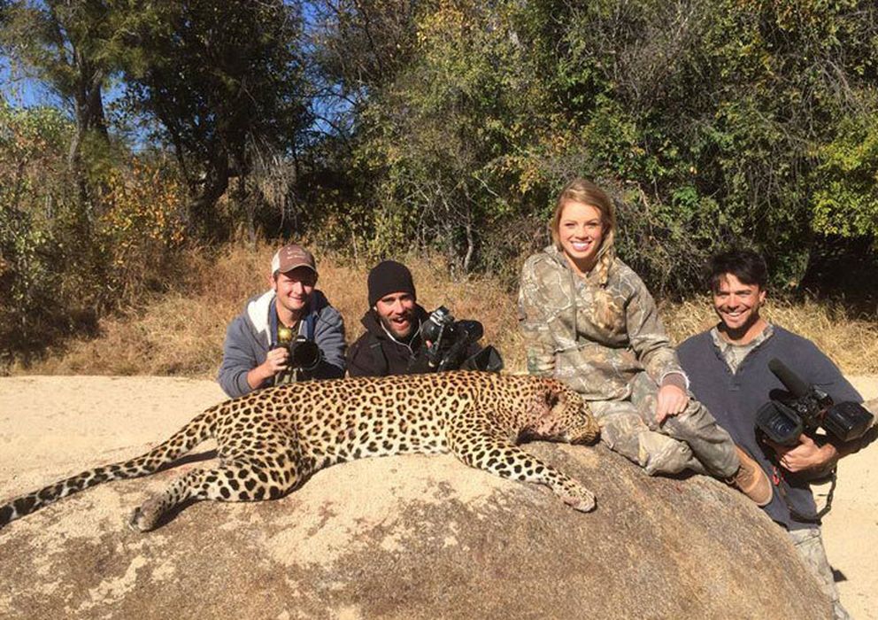 Foto: Kendall Jones, alumna de la Universidad Tecnológica de Texas, posa con el cadáver de un leopardo (Facebook: Kendall Jones).
