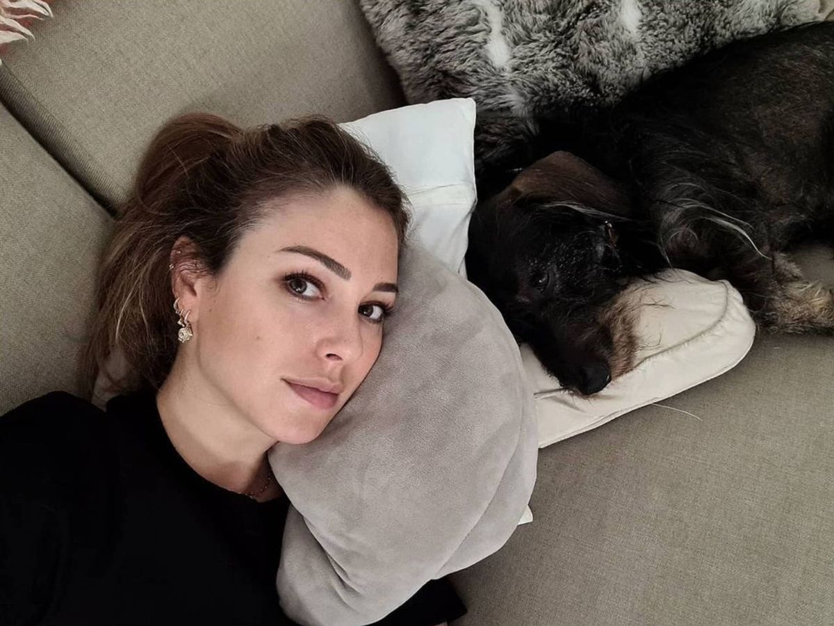 Foto: Blanca Suárez con Pistacho en su sofá anterior. (Instagram @blanca_suarez)