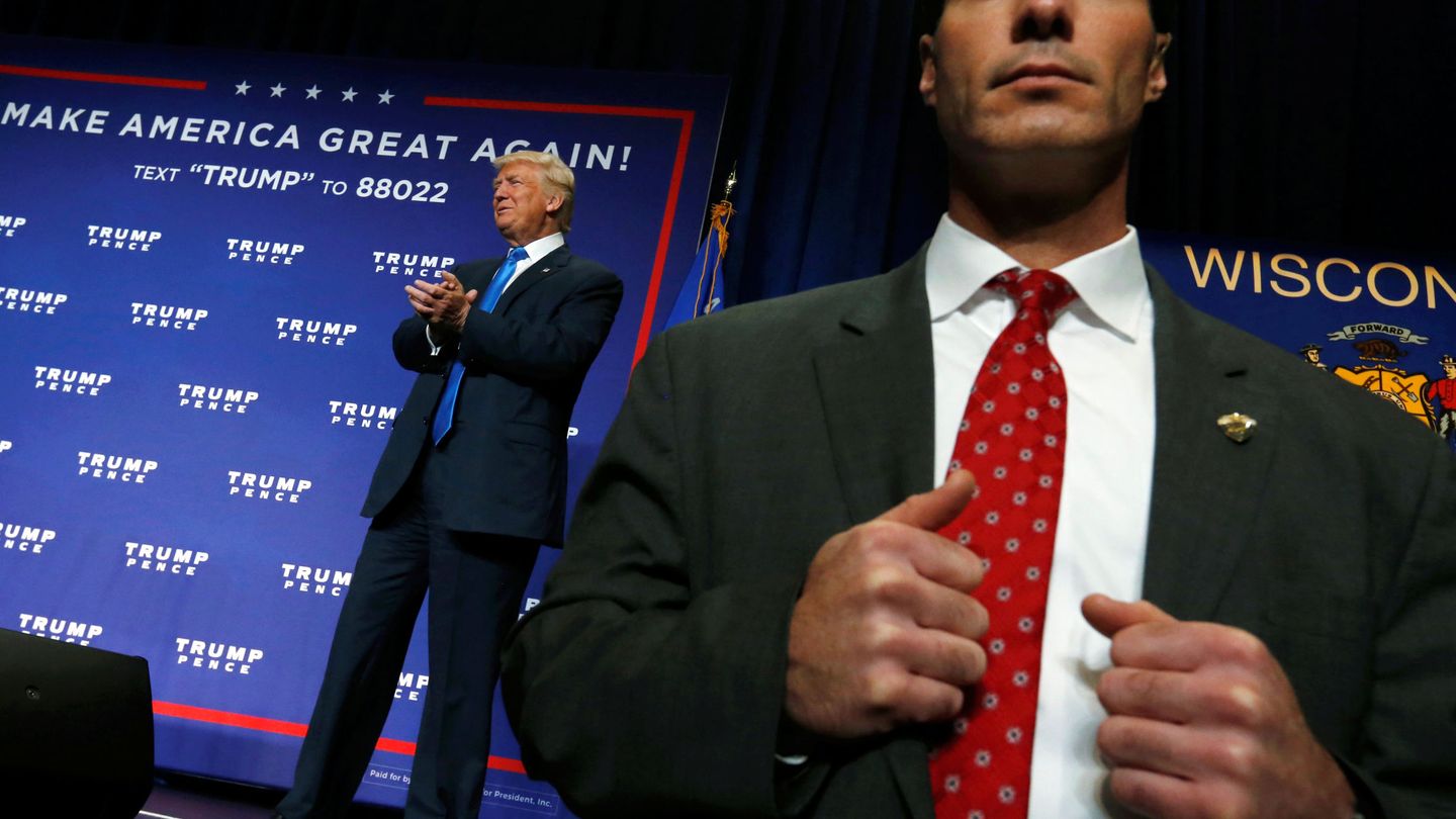 Un agente del Servicio Secreto protege a Donald Trump durante un evento de campaña en Green Bay, Wisconsin, en octubre de 2016 (Reuters)