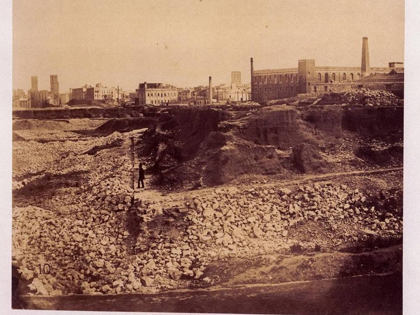 Vista del derribo de la muralla de tierra en 1845, al fondo la iglesia de Santa Anna.