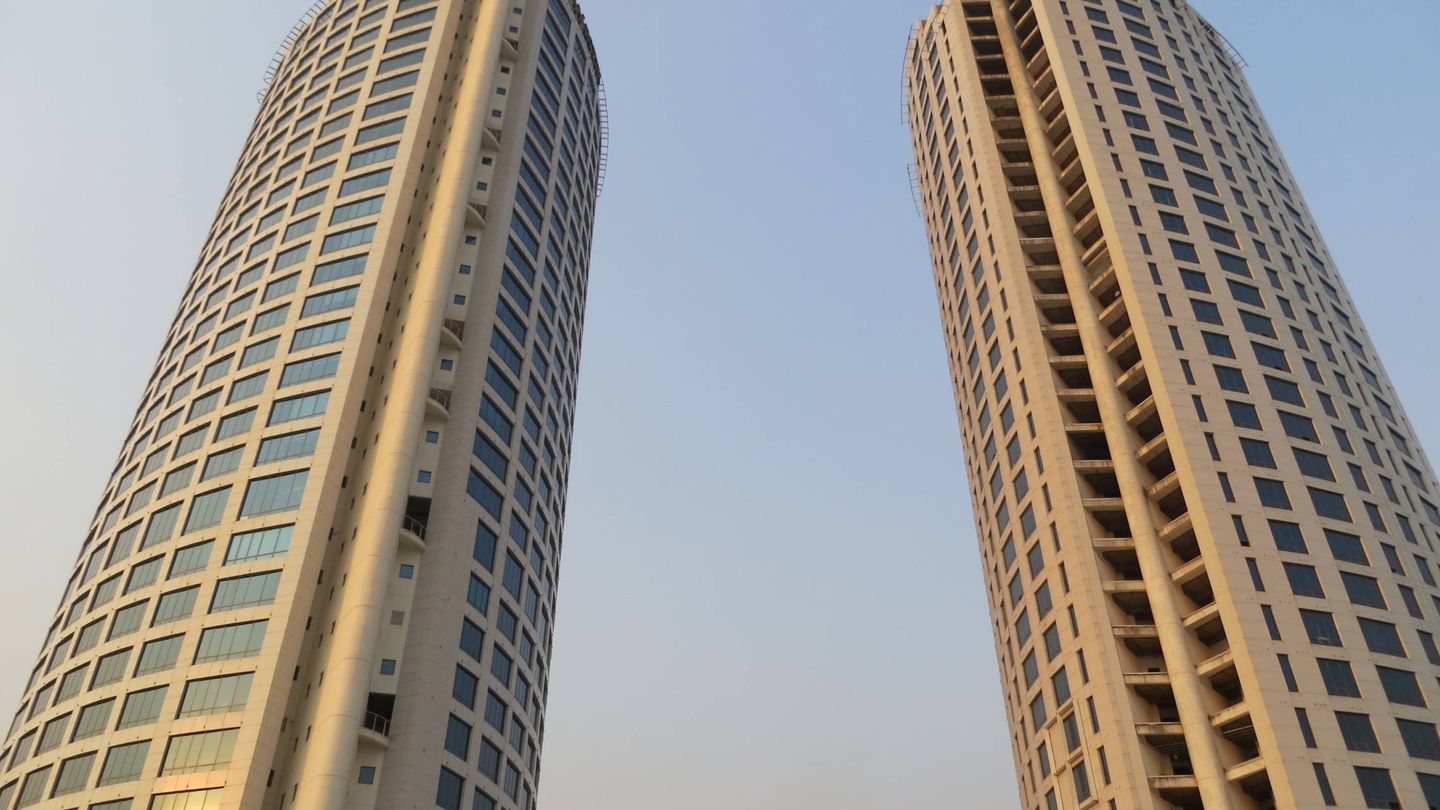 Torres V en Calcuta para el Hotel Westin, de 180 metros de altura y estructura inspirada en las vértebras de los peces y en los mecanismos de disipación de calor de los termiteros.
