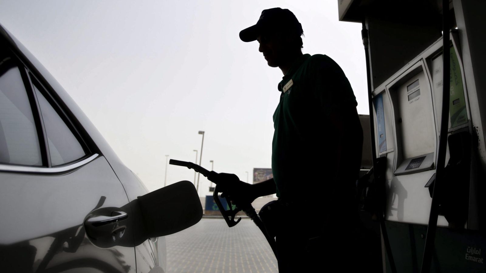 Foto: Un hombre echa gasolina a su coche (EFE)