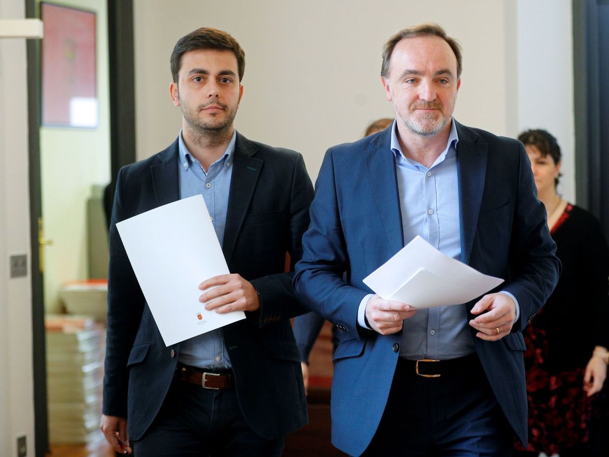 Foto: El alcalde de Estella, Gonzalo Fuertes (izquierda), y el presidente de UPN, Javier Esparza. (EFE)
