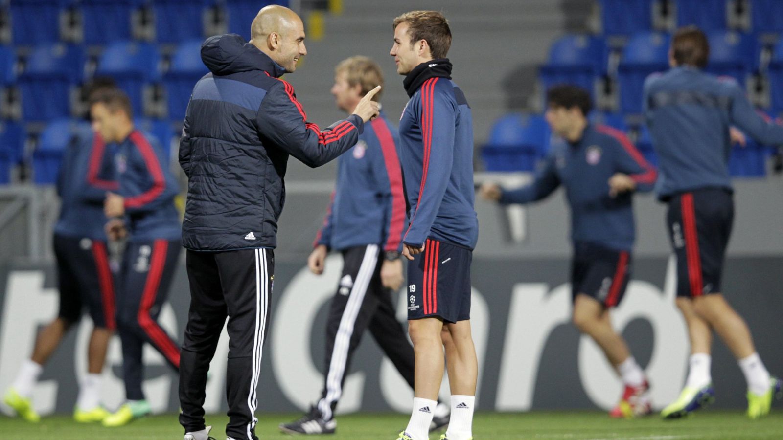 Foto: Pep Guardiola y Gotze en un entrenamiento con el Bayern.
