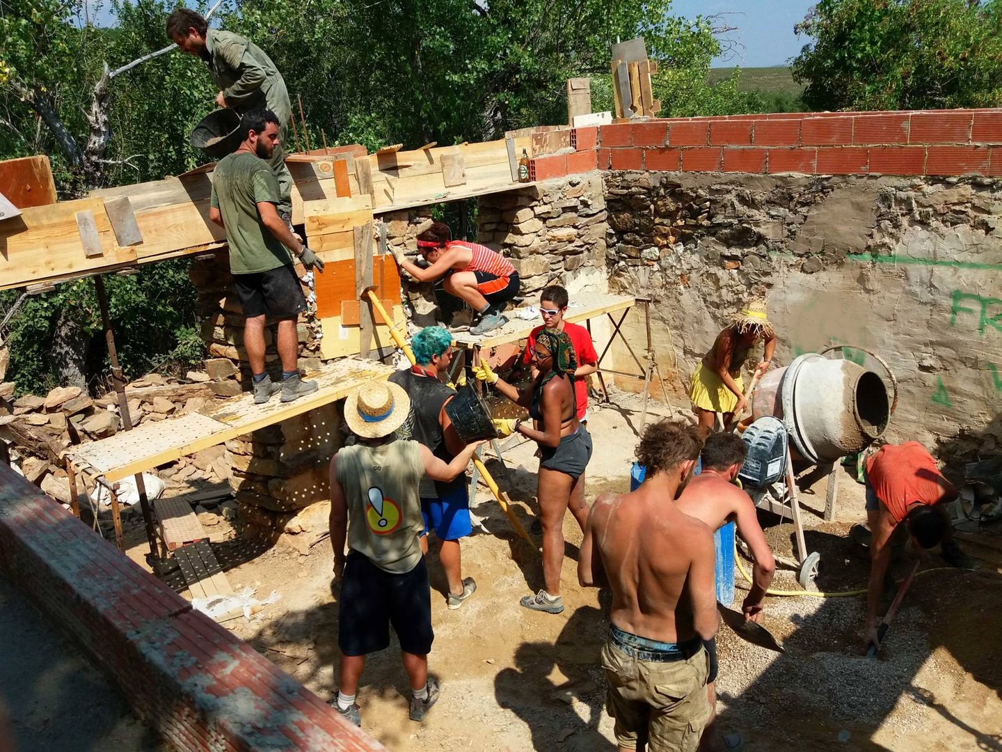 Varias personas reconstruyen una casa derrumbada en Fraguas.