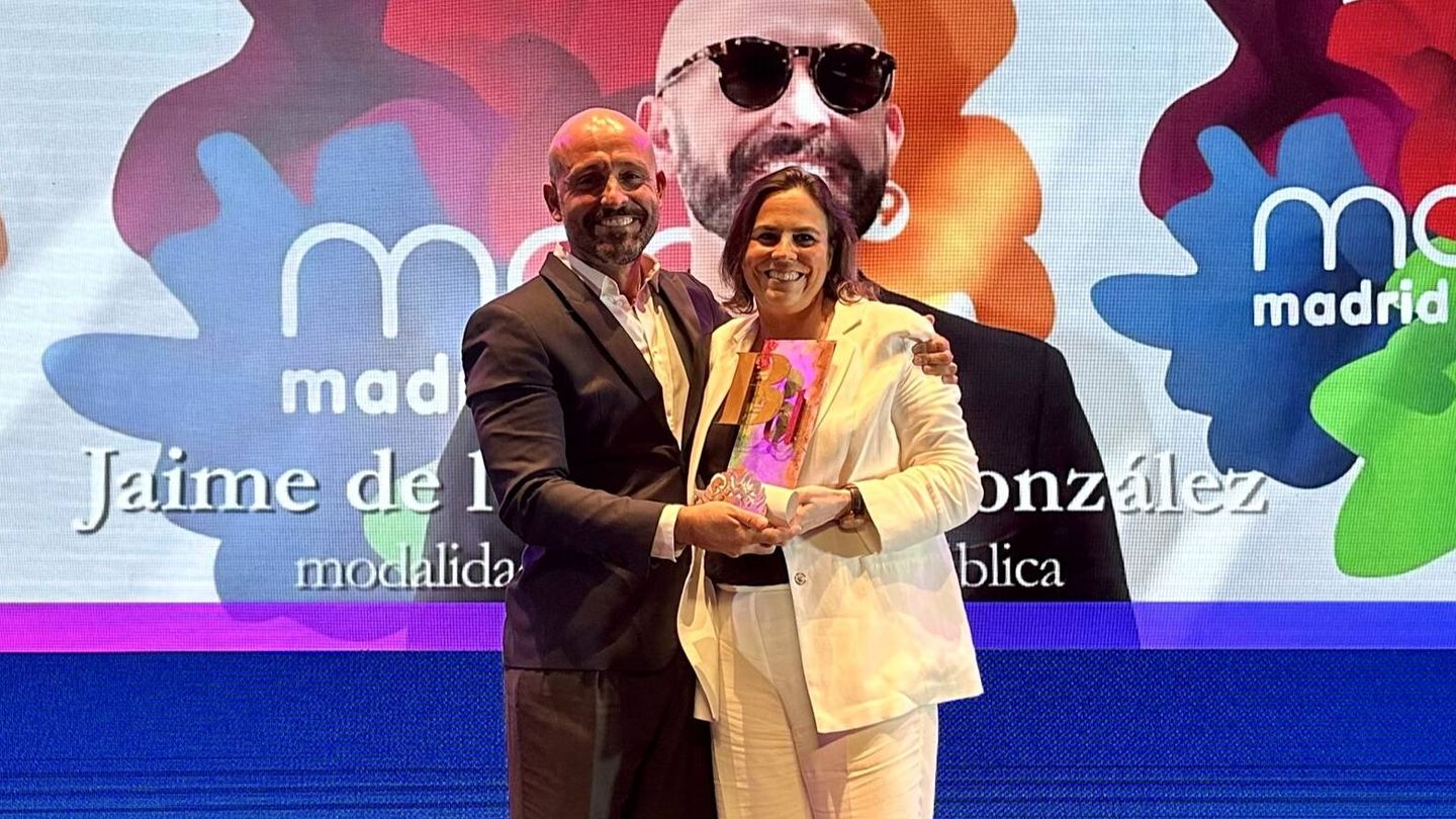 Jaime De los Santos recibe su galardón de manos de la Concejala de Igualdad, Ángeles Moreno. (Cedida)