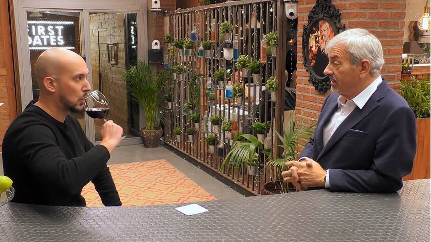 El presentador Carlos Sobera junto a Sergio en 'First Dates'. (Mediaset)